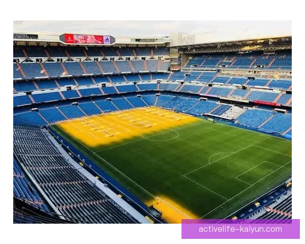 克鲁伊夫战术体系的哲学与现代足球的融合，展现了战术创新与团队合作的重要性。